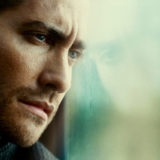 Jake Gyllenhaal olhos azuis no trem em Source Code
