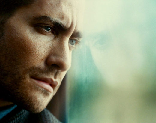 Jake Gyllenhaal olhos azuis no trem em Source Code