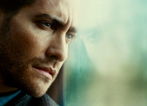 Jake Gyllenhaal olhos azuis no trem em Source Code
