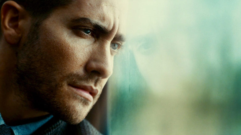 Jake Gyllenhaal olhos azuis no trem em Source Code